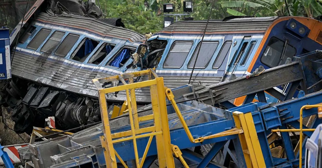 ‌ഓടികൊണ്ടിരുന്ന ട്രെയിനിനു മുകളിലേക്ക് ക്രെയിൻ വീണ് 28 മരണം